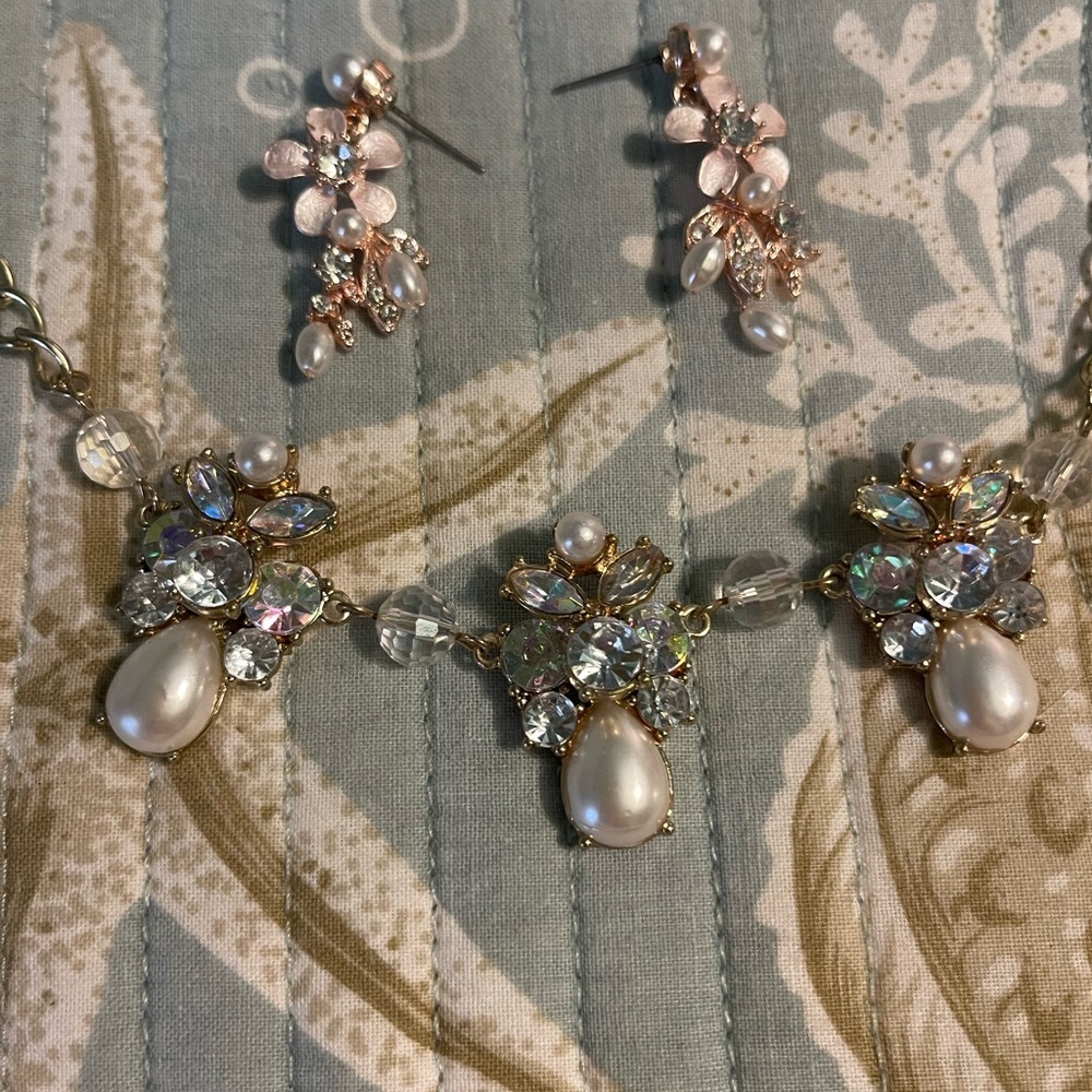 Pearl and jeweled‎ necklace and earrings set - Picture 2 of 4